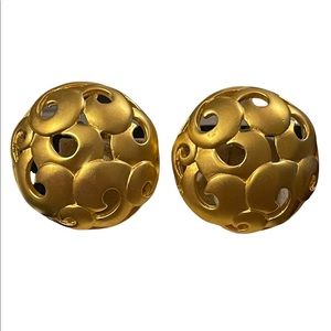 Vintage 1980s Alfred Sung Fancy brushed gold finish round earrings clip on